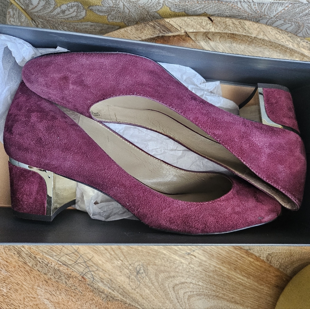 Ann Taylor Olive MTL Heel Pump. Size 7